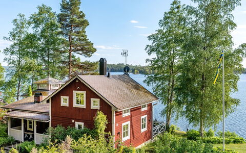 Villa Lundsfjärden: Himmel, Pflanze, Wolke, Gebäude, Wasser, Natürliche Landschaft, Baum, Grundstueck, Hütte, Haus