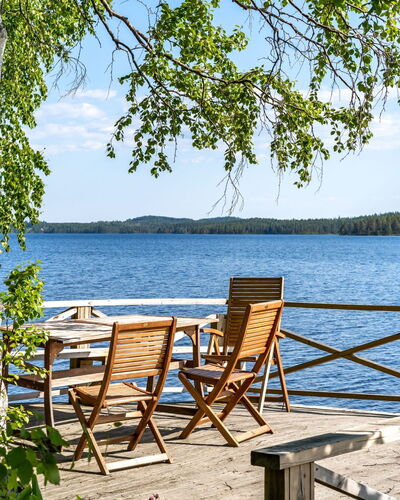 Villa Lundsfjärden: Wasser, Pflanze, Himmel, Eigentum, Azurblau, Stuhl, Natürliche Landschaft, Holz, Baum, Gartenmöbel