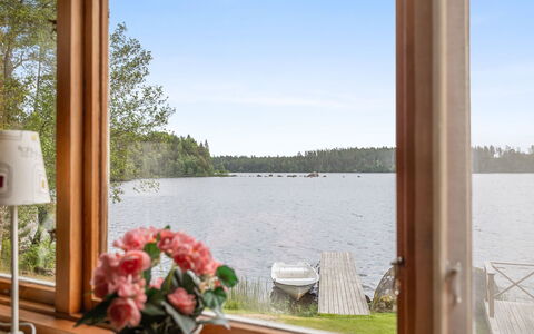 Sjöatorp Skogsstugan: Himmel, Wasser, Pflanze, Eigentum, Wolke, Schatten, Holz, Interior Design, Blumentopf, Baum