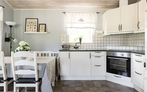 Skärvudde Huset: Cabinetry, Möbel, Eigentum, Sinken, Countertop, Zapfhahn, Herd, Holz, Interior Design, Spüle