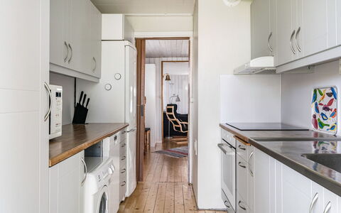 Löaborn: Cabinetry, Eigentum, Countertop, Küche, Gebäude, Herd, Interior Design, Küchengerät, Beleuchtung, Flooring