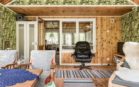 Röshult: Möbel, Pflanze, Gebäude, Fenster, Tabelle, Holz, Interior Design, Schatten, Gartenmöbel, Haus