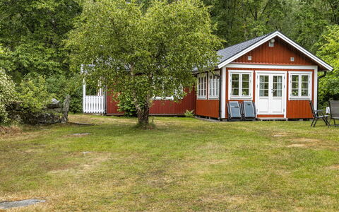 Röshult: Pflanze, Gebäude, Baum, Haus, Fenster, Grundstueck, Hütte, Natürliche Landschaft, Gras, Holz