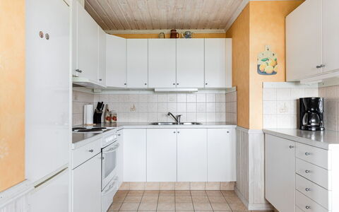 Gissarp Gryningen: Cabinetry, Countertop, Eigentum, Sinken, Spüle, Herd, Küche, Zapfhahn, Interior Design, Küchengerät