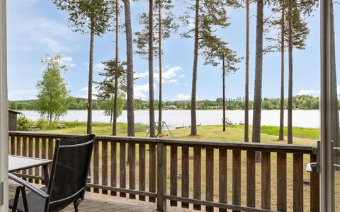 Gissarp Gryningen: Himmel, Eigentum, Wasser, Pflanze, Holz, Baum, Wolke, Gras, Veranda, Landschaft