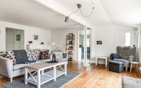 Erikstorp Villan: Couch, Möbel, Interior Design, Holz, Tabelle, Wohnzimmer, Fussboden, Flooring, Laminatboden
