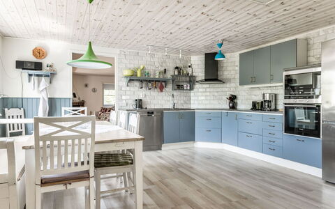 Erikstorp Villan: Countertop, Eigentum, Cabinetry, Tabelle, Küche, Beleuchtung, Holz, Gebäude, Interior Design, Wohnzimmer