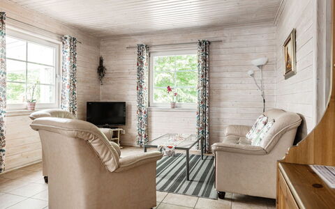 Erikstorp 142: Möbel, Fenster, Gebäude, Holz, Komfort, Interior Design, Fussboden, Flooring, Schatten, Wohnzimmer