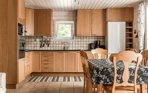 Erikstorp 143: Cabinetry, Möbel, Eigentum, Countertop, Küche, Holz, Interior Design, Die Architektur, Stuhl, Flooring