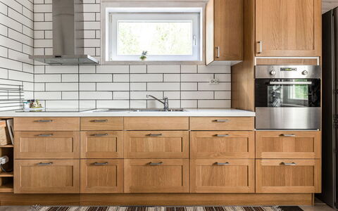 Erikstorp 144: Braun, Countertop, Cabinetry, Spüle, Küche, Zapfhahn, Schublade, Sinken, Gebäude, Holz