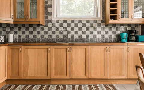 Erikstorp 145: Braun, Countertop, Cabinetry, Möbel, Eigentum, Zapfhahn, Spüle, Küche, Produkt, Holz