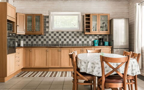 Erikstorp 145: Möbel, Eigentum, Cabinetry, Tabelle, Holz, Interior Design, Fussboden, Flooring, Küche, Fenster