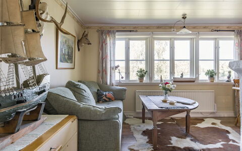 Lidelund: Möbel, Eigentum, Pflanze, Fenster, Tabelle, Bilderrahmen, Gebäude, Zimmerpflanze, Couch, Blume