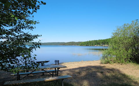 Måbäcken: Wasser, Himmel, Wasservorräte, Pflanze, Außenbank, Tabelle, Natürliche Landschaft, Sonnenlicht, See, Baum