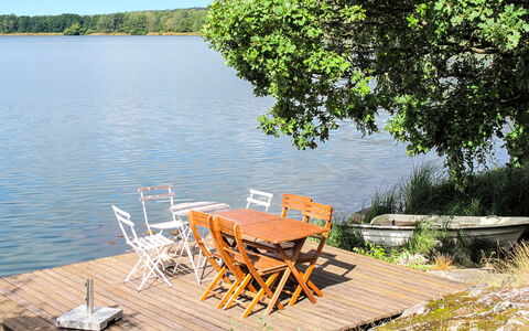 Ilandet: Wasser, Pflanze, Möbel, Himmel, Tabelle, Natur, Natürliche Landschaft, Holz, Baum, See