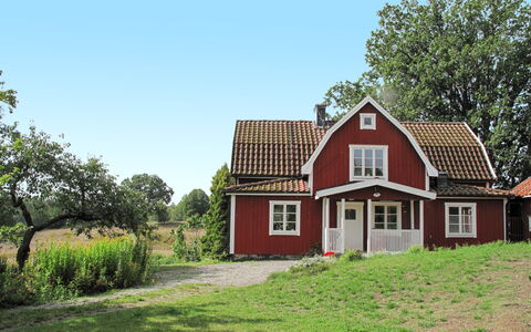 Ilandet: Himmel, Pflanze, Gebäude, Fenster, Baum, Haus, Grundstueck, Natürliche Landschaft, Gras, Hütte
