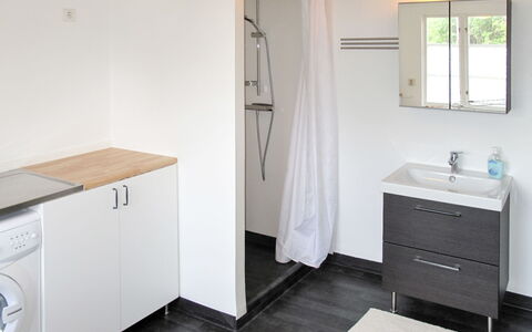Ilandet: Eigentum, Spiegel, Cabinetry, Sinken, Badezimmerschrank, Interior Design, Gebäude, Holz, Fussboden
