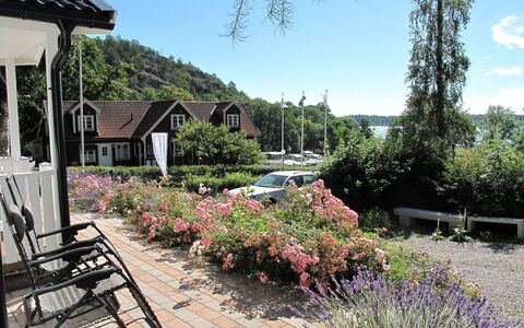 Norrkrog Utsikten: Pflanze, Himmel, Blume, Botanik, Blumentopf, Baum, Gebäude, Grundeigentum, Landschaft, Wolke