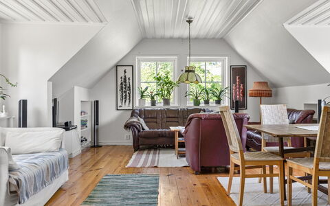 Matvik: Möbel, Eigentum, Gebäude, Tabelle, Couch, Komfort, Stuhl, Beleuchtung, Holz, Interior Design