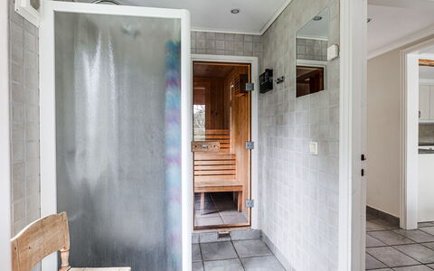 Klinten Totebo: Gebäude, Holz, Tür, Interior Design, Flooring, Fussboden, Halle, Farbe, Holzbeize