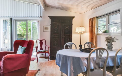 Rindö: Tabelle, Möbel, Eigentum, Pflanze, Stuhl, Fenster, Blumentopf, Gebäude, Holz, Zimmerpflanze