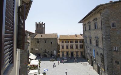 Cortona Suite B&b: \Stadt, Gebäude, Stadt, Menschliche Siedlung, Die Architektur, Öffentlicher Raum, Nachbarschaft, Strasse, Stadtplatz, Tourismus