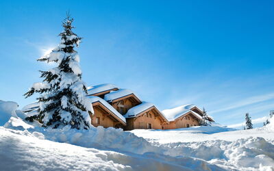 Cgh Rés&Spa Hameau du Beaufortan 601.3: Wolke, Himmel, Gebäude, Daytime, Schnee, Natur, Azurblau, Baum, Natürliche Landschaft, Steigung