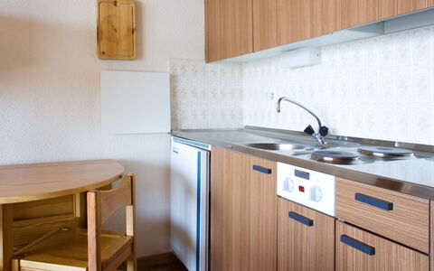 Thyon-Les Collons 644: Spüle, Cabinetry, Sinken, Eigentum, Gebäude, Zapfhahn, Countertop, Holz, Interior Design, Beleuchtung