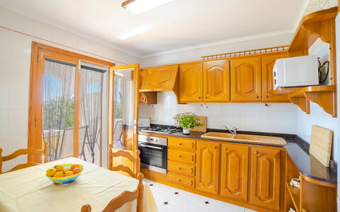 Sa Mirada: Tabelle, Cabinetry, Möbel, Eigentum, Countertop, Fenster, Stuhl, Gebäude, Holz, Interior Design