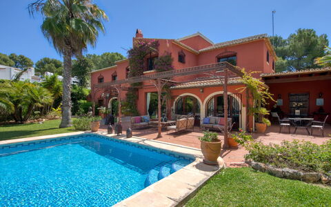 Villa Adelfa: Pflanze, Wasser, Himmel, Eigentum, Gebäude, Azurblau, Schwimmbad, Baum, Die Architektur, Wohngebiet