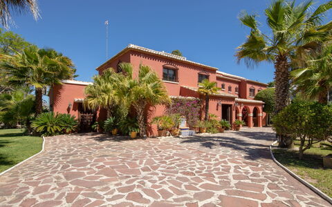 Villa Adelfa: Eigentum, Zuhause, Gebäude, Grundeigentum, Haus, Wohngebiet, Estate, Baum, Die Architektur, Urlaub