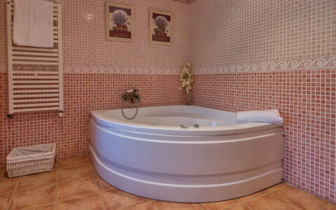 Villa Adelfa: Badezimmer, Badewanne, Fliese, Eigentum, Zimmer, Fussboden, Jacuzzi, Wand, Armatur, Interior Design