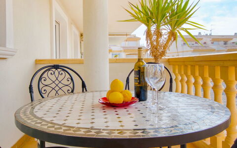 Residencial Roma: Gelb, Möbel, Zimmer, Eigentum, Tabelle, Esszimmer, Interior Design, Stuhl, Kaffetisch, Haus