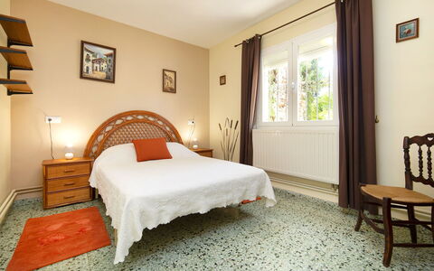 Alma: Schlafzimmer, Zimmer, Möbel, Bett, Eigentum, Bettdecke, Bettrahmen, Bedding, Interior Design, Fussboden