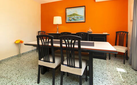 Alma: Zimmer, Möbel, Esszimmer, Tabelle, Eigentum, Stuhl, Interior Design, Küche & Esszimmer Tisch, Gelb, Orange