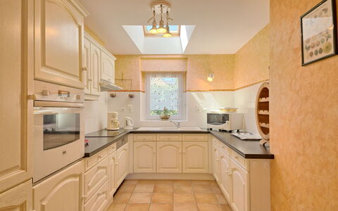 Plouhinec Morbihan 647: Braun, Cabinetry, Countertop, Eigentum, Sinken, Spüle, Möbel, Küche, Holz, Interior Design