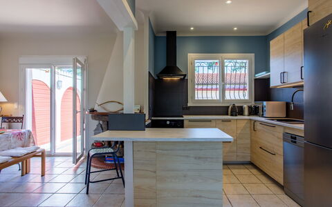 Ile de France: Möbel, Cabinetry, Countertop, Holz, Interior Design, Küchengerät, Küche, Haushaltsgerät, Tabelle, Wohnzimmer