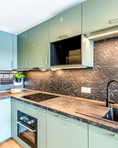 Le Hameau de Tovière: Küche, Countertop, Küchengerät, Cabinetry, Major Appliance, Interior Design, Holz, Flooring, Herd, Haushaltsgerät