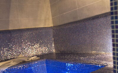 Châtel 644: Wasser, Rechteck, Fussboden, Verbundwerkstoff, Flooring, Tönungen Und Schatten, Elektrisches Blau, Schwimmbad