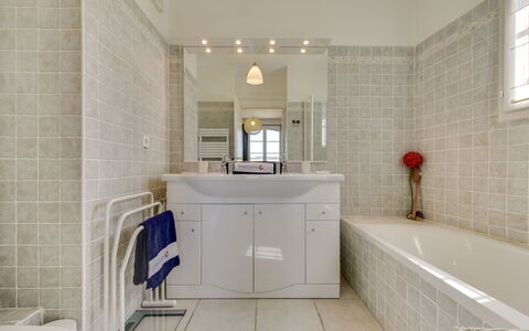 Grimaud 202: Badezimmer, Fliese, Zimmer, Eigentum, Interior Design, Fussboden, Die Architektur, Gebäude, Decke, Grundeigentum