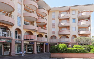 Fréjus 561: Gebäude, Eigentum, Himmel, Licht, Azurblau, Schwimmbad, Pflanze, Fenster, Schatten, Baum