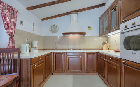 Country House D&D: Countertop, Zimmer, Cabinetry, Möbel, Eigentum, Küche, Interior Design, Decke, Gebäude, Gelb