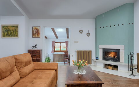 Country House D&D: Wohnzimmer, Zimmer, Möbel, Feuerstelle, Eigentum, Interior Design, Decke, Gebäude, Kamin, Zuhause