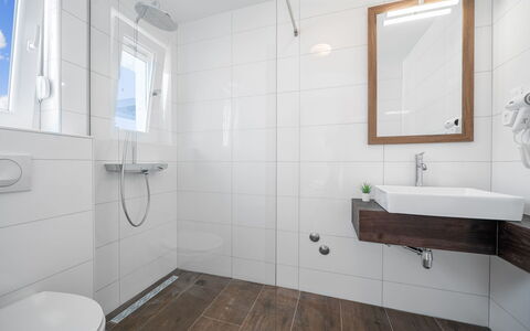 Villa Loreta: Badezimmer, Eigentum, Zimmer, Fliese, Fussboden, Armatur, Interior Design, Wand, Gebäude, Grundeigentum