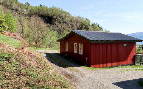 Lihesten: Himmel, Pflanze, Gebäude, Fenster, Natürliche Landschaft, Holz, Hochland, Grundstueck, Haus, Steigung