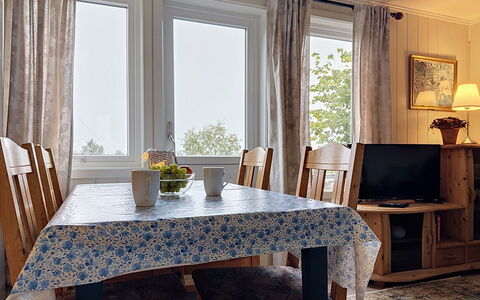 Lihesten: Möbel, Interior Design, Flooring, Fussboden, Tabelle, Decke, Küche & Esszimmer Tisch, Beleuchtung, Stuhl, Zuhause