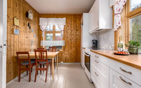Elvehuset: Holz, Interior Design, Küche, Zuhause, Decke, Haus, Flooring, Möbel, Zimmer, Holzbeize