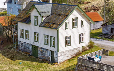 Elvehuset: Gebäude, Fenster, Haus, Dach, Zuhause, Hütte, Wohngebiet, Ländliches Gebiet, Strauch