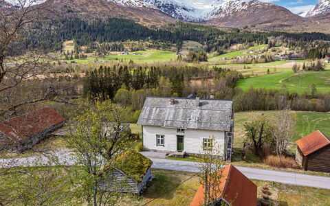 Elvehuset: Gras, Baum, Bergforms, Haus, Hügel, Natürliche Landschaft, Berg, Hochland, Landschaft