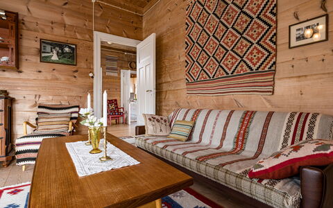 Elvehuset: Flooring, Interior Design, Fussboden, Möbel, Holz, Decke, Couch, Zimmer, Wohnzimmer, Teppich